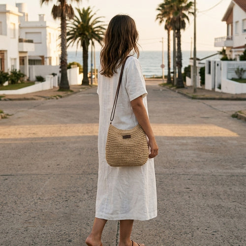 Mujer en una calle frente al mar con la bandolera Médano de ratán